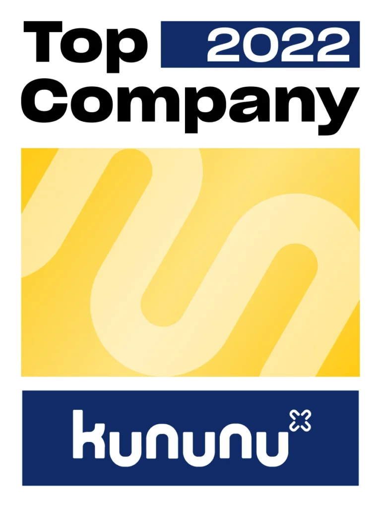 Auszeichnungsplakette mit Text: Top Company 2022 kununu auf gelbem und weißem Hintergrund mit abstrakten Wellenformen und einem blauen Banner am unteren Rand.