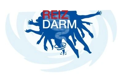 Silhouetten von Menschen in Blau mit ausgestreckten Armen, überlagert von der deutschen Aufschrift REIZ DARM in fetten Buchstaben; unter dem Text sind eine Darmillustration und ein Wasserwirbel zu sehen. Silhouetten von Menschen in Blau mit ausgestreckten Armen, überlagert von der deutschen Aufschrift REIZ DARM in fetten Buchstaben; unter dem Text sind eine Darmillustration und ein Wasserwirbel zu sehen.